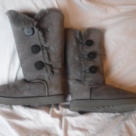 Ugg Boots Gray Womens Size 7 Black Side Buttons pre Owned - Picture 9 of 9